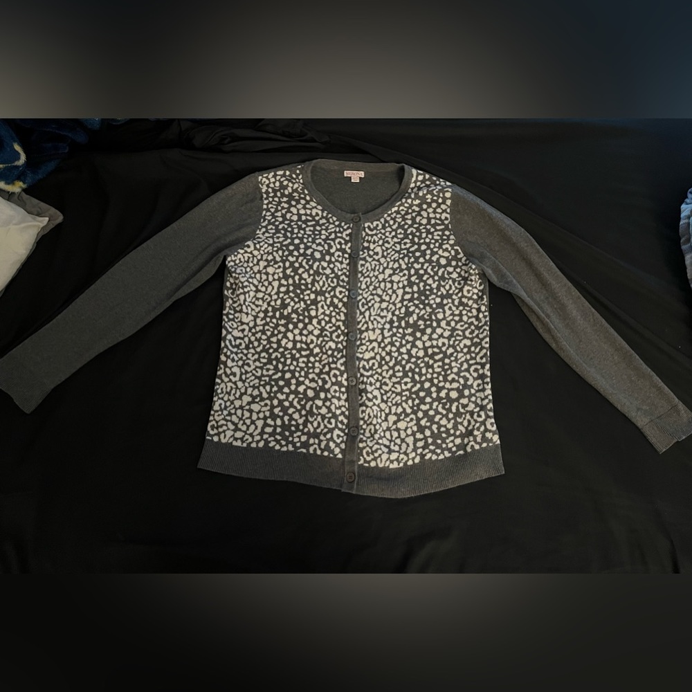 Women’s Merona gray and winter white leopard front cardigan in size xxl